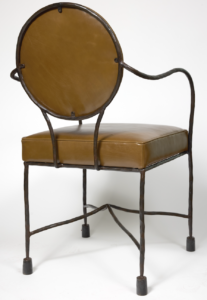 Back of the Garouste Bonetti armchair in brown leather and black wrought iron, round back, square seat