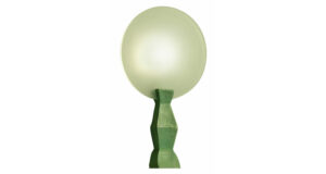 Lampe lune Garouste et Bonetti, lampe iconique de duo des designers avec un socle en bronze massif vert clair de forme géométrique et asymétrique avec au dessus un verre rond opaque