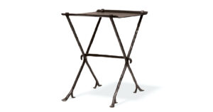 Création célèbre de Garouste et Bonetti, petite table en fer forgé brun , pieds en forme de X, et plateau rectangulaire en métal brun