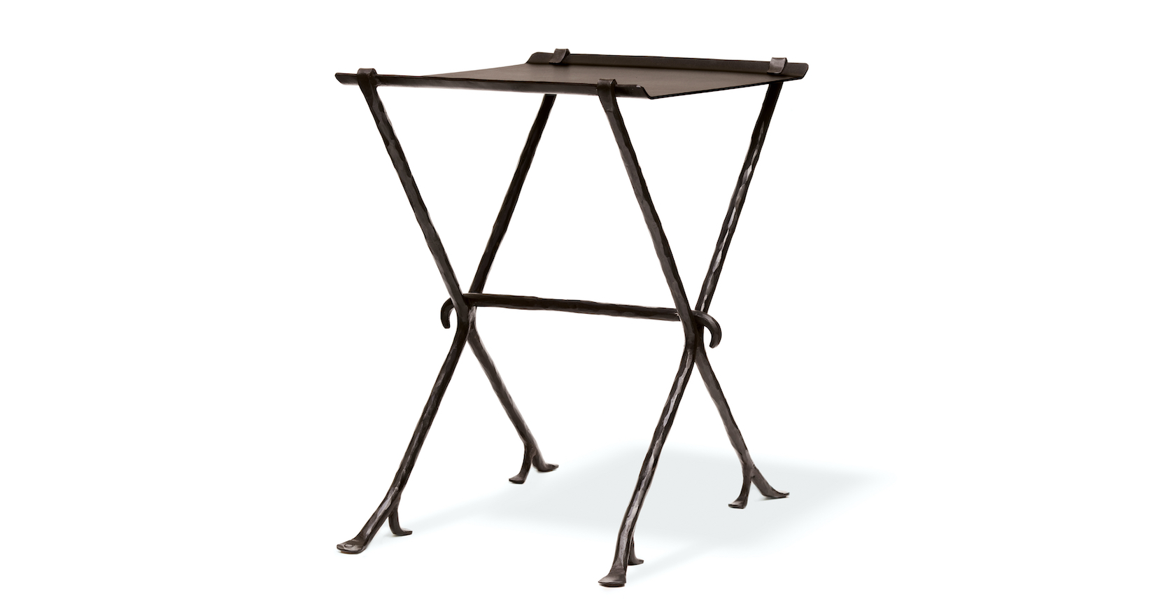 Design mobilier, design table par Garouste et Bonetti, petite table en fer forgé brun , pieds en forme de X, et plateau rectangulaire en métal brun