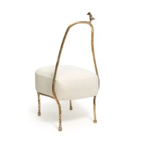 création Eric Schmitt, chaise Faucon or vue de dos, assise en tissu blanc, et armature en bronze or, avec un petit oiseau sur le dossier