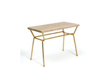 Nouveau design 2025, table basse rectangulaire de style minimaliste signée Mattia Bonetti, plateau en travertin beige martelé sur la tranche et pieds en fer forgé dorés