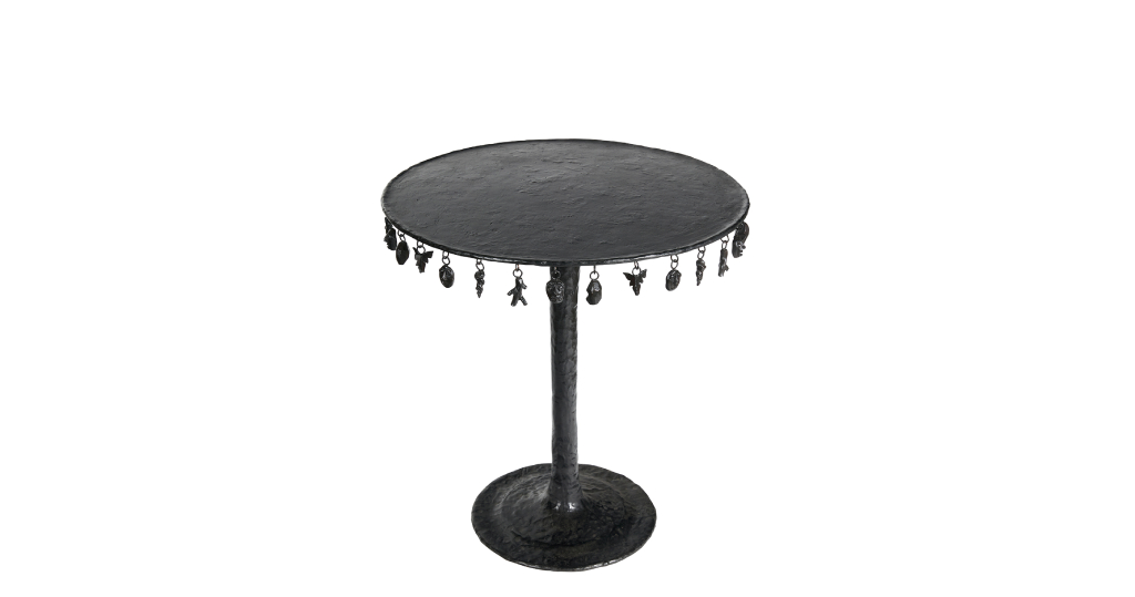 Nouvelle création Mattia Bonetti 2025 pour l'exposition Poetic Design, étonnant guéridon artistique rond en bronze noir, avec des pampilles qui pendent tout autour du plateau, socle rond, en édition limitée à 12 exemplaires