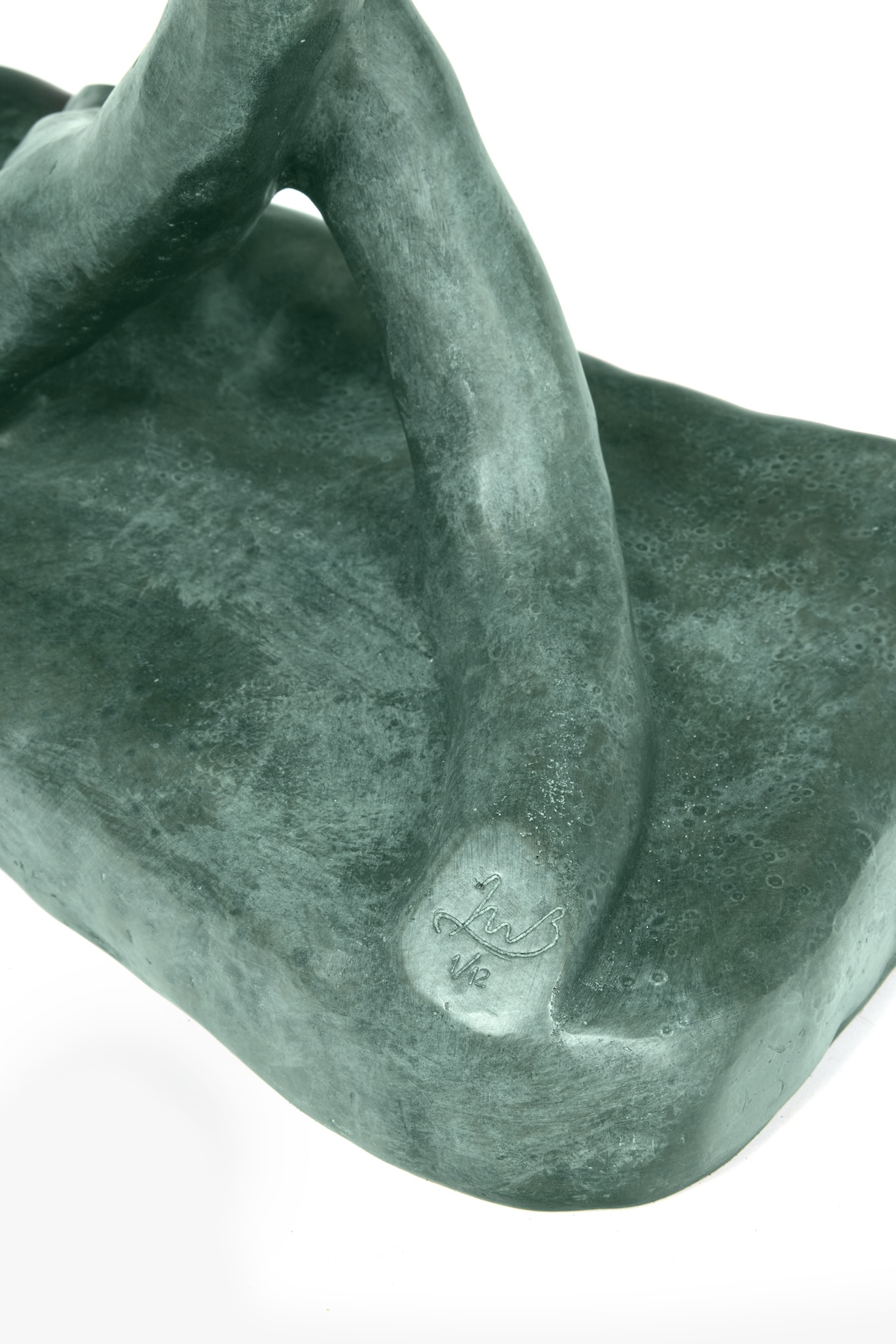 Gros plan sur le pied en forme de branche, en bronze vert de la console, Washington de MATTIA, BONETTI, création, 2026