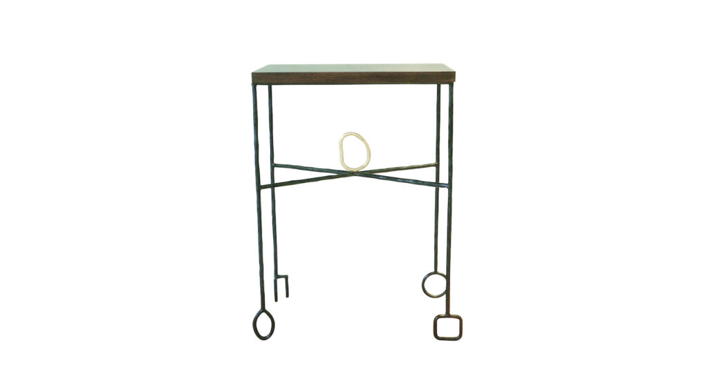 Guéridon de style minimaliste, création Elizabeth Garouste, de forme rectangulaire, pieds en fer forgé noir, ornement doré à la feuille d'or, plateau en bois brun, réalisé par le ferronnier Diego Giacometti.