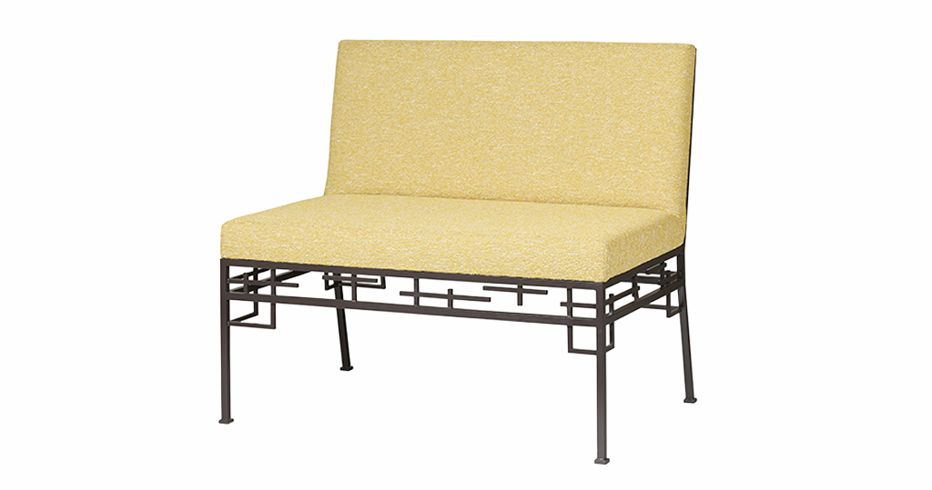2026, banquette luxe de style graphique, par le designer Mattia Bonetti, en fer forgé noir et tissu jaune