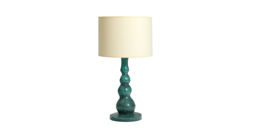 2026, nouvelle création Eric Schmitt, lampe artistique en bronze patine vert antique, pied en forme de trois boules l'une sur l'autre, abat jour rond blanc