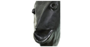 Gros plan de l'applique masque Funny face de Mattia Bonetti, en forme de visage souriant, 2026