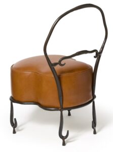 Dossier du fauteuil en cuir marron, design Eric Schmitt, fer forgé et cuir marron