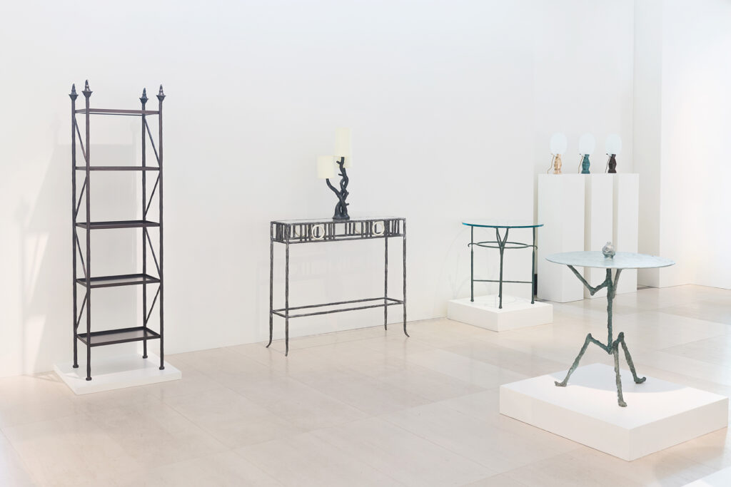 Septembre 2026, Vue de l'exposition "Garouste? ou Bonetti? "chez Sothebys : étagère en fer forgé brun et guéridons ronds en fer forgé brun et en bronze vert lampadaires en fer forgé brun, console en fer forgé brun. Créations Garouste et Bonetti, Elizabeth Garouste et Mattia Bonetti