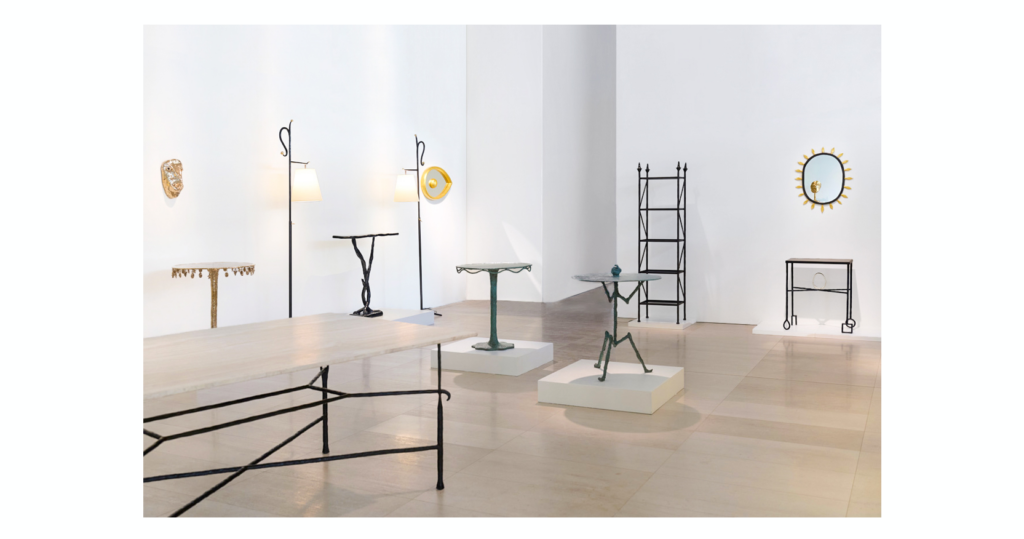 Plan général de l'exposition Garouste ou Bonetti présentée chez Sotheby's en septembre 2026: grande table Garouste et Bonetti avec plateau en marbre, guéridons ronds en bronze Elizabeth Garouste et Mattia Bonetti, lampadaires Garouste et Bonetti en fer forgé brun, septembre 2026