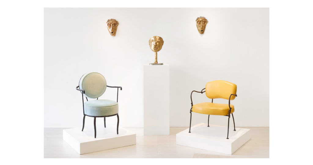 Septembre 2026, exposition chez Sothebys, Fauteuil en velours bleu d'Elizabeth Garouste, fauteuil en cuir jaune de Mattia Bonetti, lampe masque en bronze or de Garouste et Bonetti, appliques masque en bronze or d'Elizabeth Garouste exposition Garouste ou Bonetti