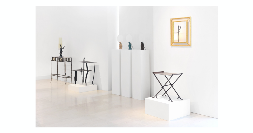 Septembre 2026: exposition Garouste ou Bonetti chez Sotheby's: console et guéridons en fer forgé et en bronze brun, miroir en fer forgé recouvert de feuille d'or, lampes en bronze or, vert, et brun. Créations Garouste et Bonetti, Elizabeth Garouste et Mattia Bonetti