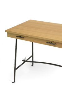 Gros plan du bureau Asturias Garouste et Bonetti, plateau en chêne et pieds en fer forgé brun , par le le ferronnier de Diego Giacometti, réalisé sur mesure