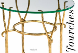 guéridon rond garouste bonetti avec 4 pieds en fer forgé doré qui se séparent en deux vers le haut, plateau en verre